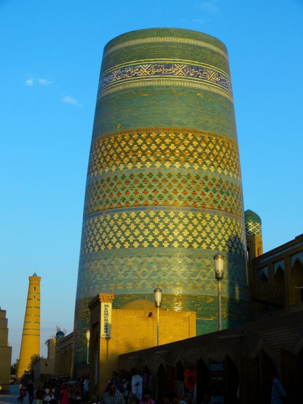 Las murallas de adobe de Jiva recortadas sobre el desierto de Uzbekistán