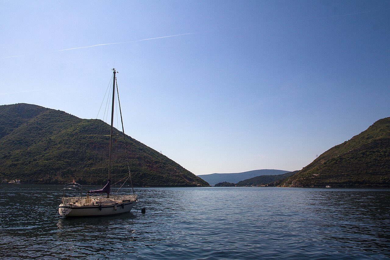 Cruceros y barcos en Kotor navegando la bahía hacia Perast y Nuestra Señora de las Rocas.