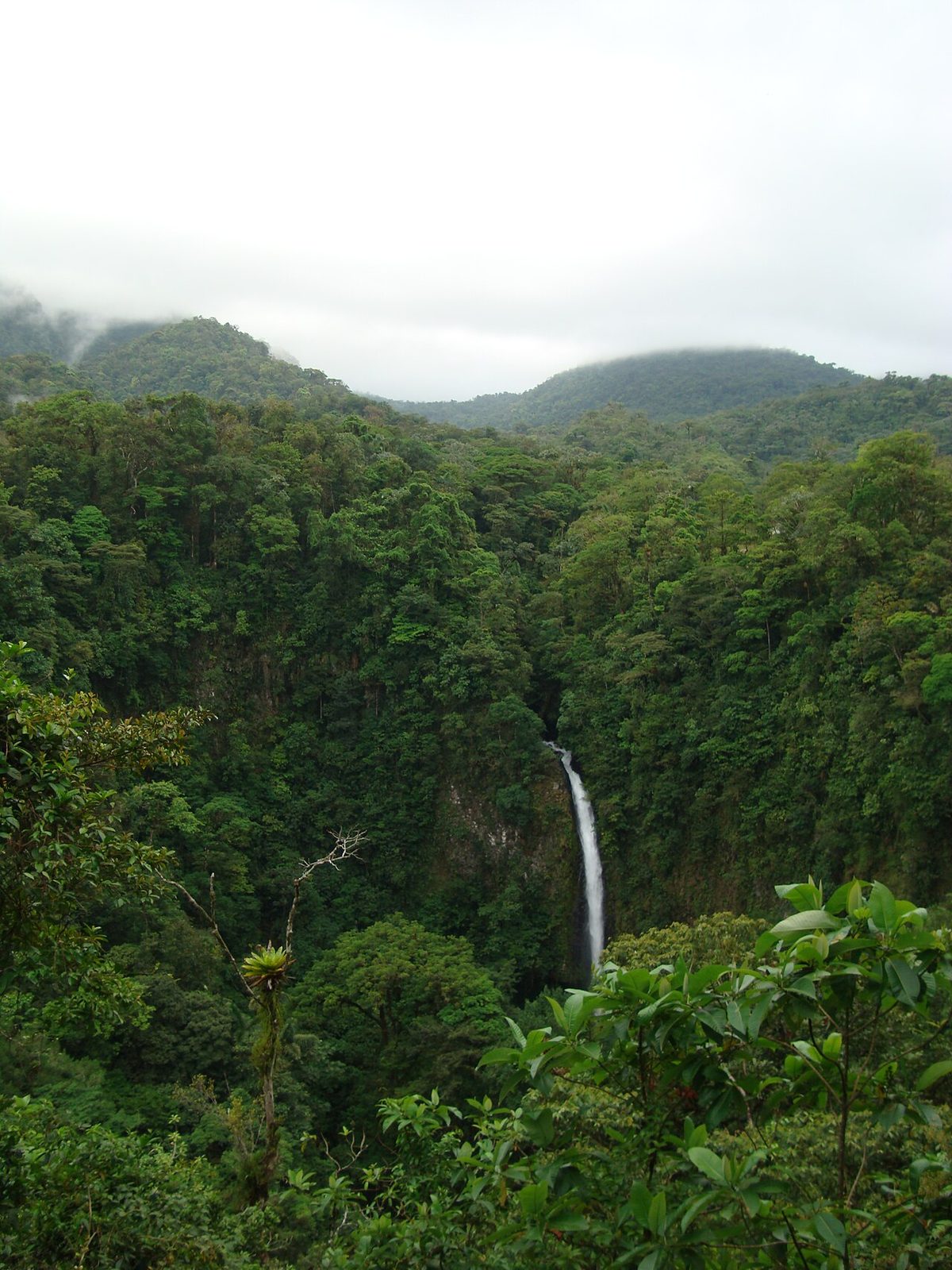 La catarata de La Fortuna, una de las excursiones de un día en Arenal más populares