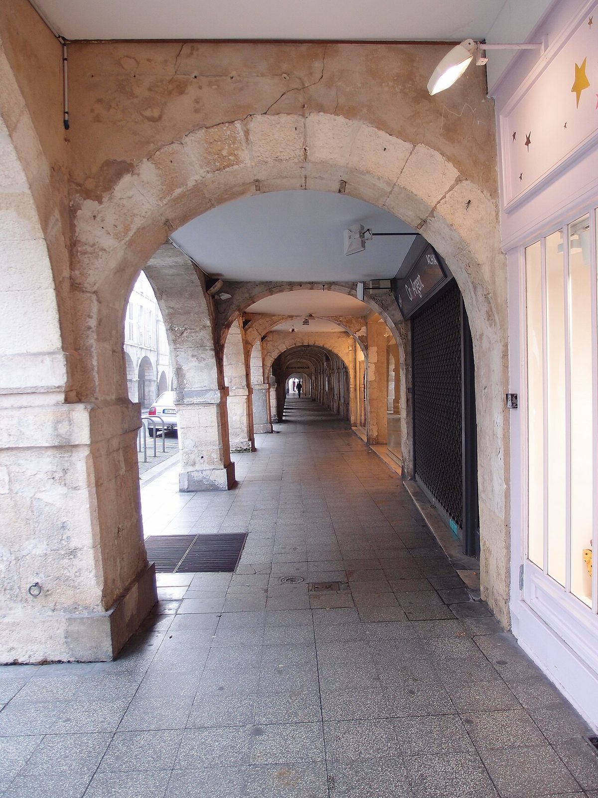 Las calles porticadas del casco antiguo de La Rochelle