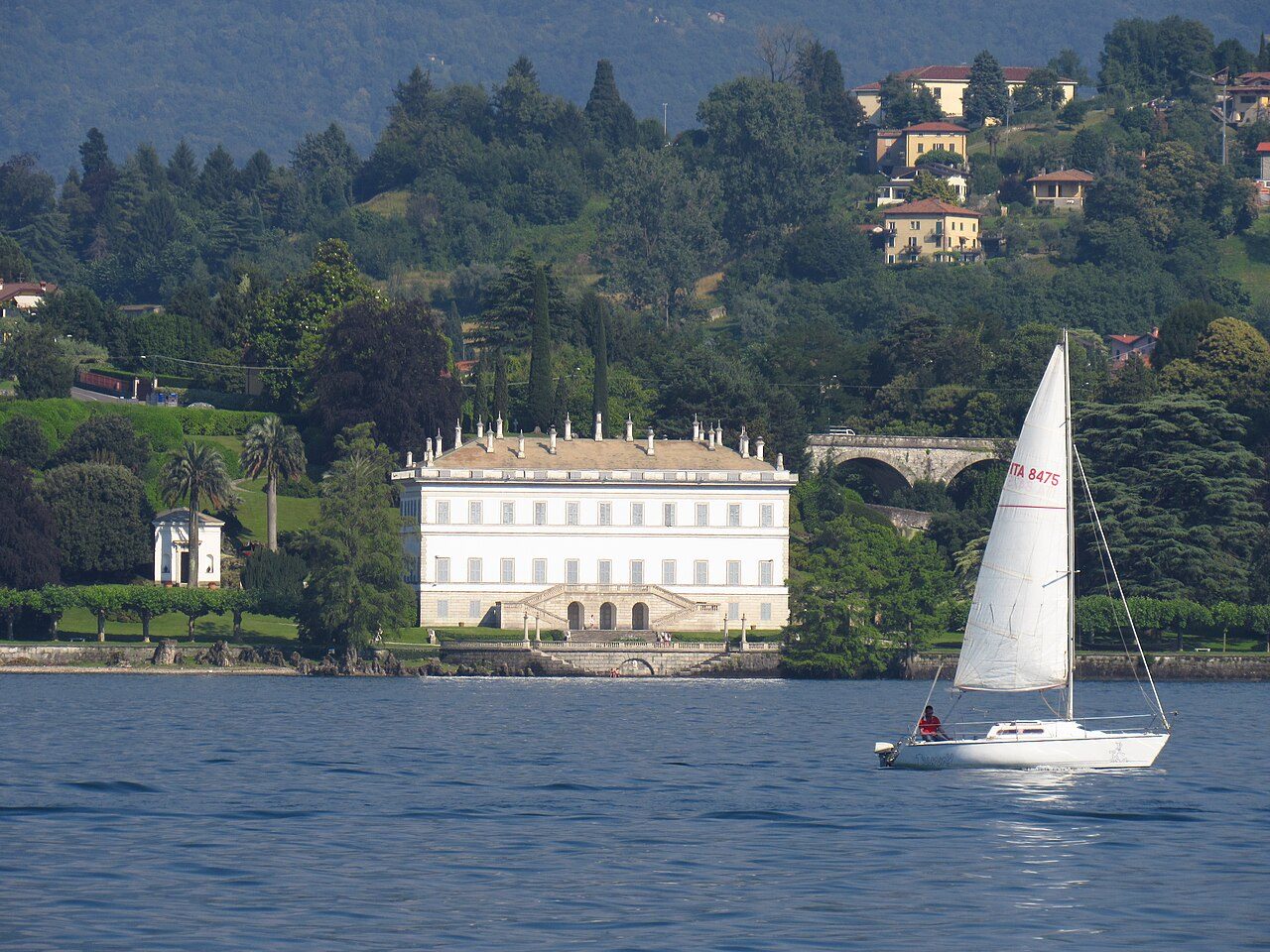 Cruceros y barcos en Como navegando frente a las villas del lago