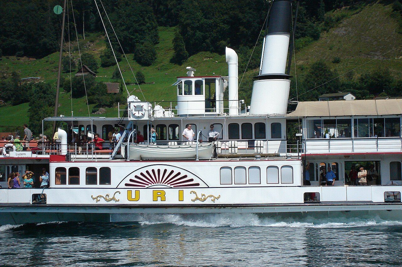 Cruceros y barcos en Lucerna: barco de vapor navegando por el lago de los Cuatro Cantones.