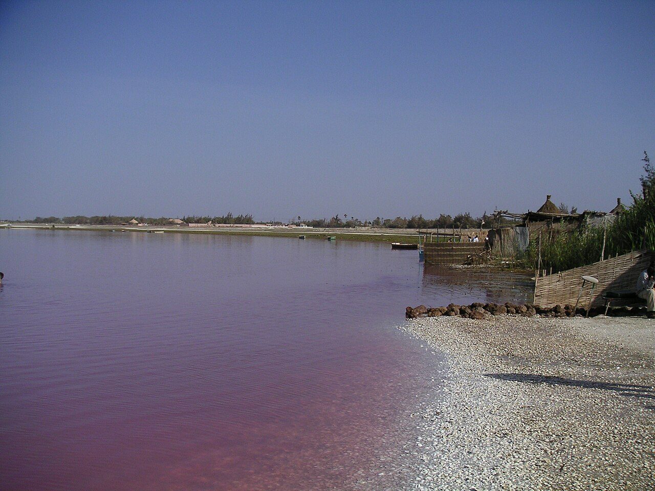 El Lago Rosa, una de las excursiones de un día en Dakar más fotogénicas.