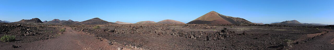 Naturaleza y aventura en Costa Teguise: paisajes volcánicos de Lanzarote junto al mar.