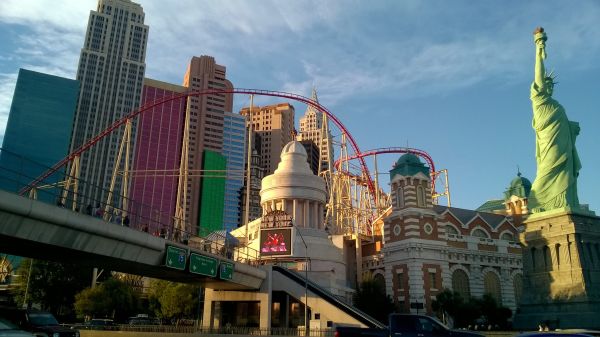 Entradas y museos en Las Vegas: la noria High Roller iluminada sobre el Strip.