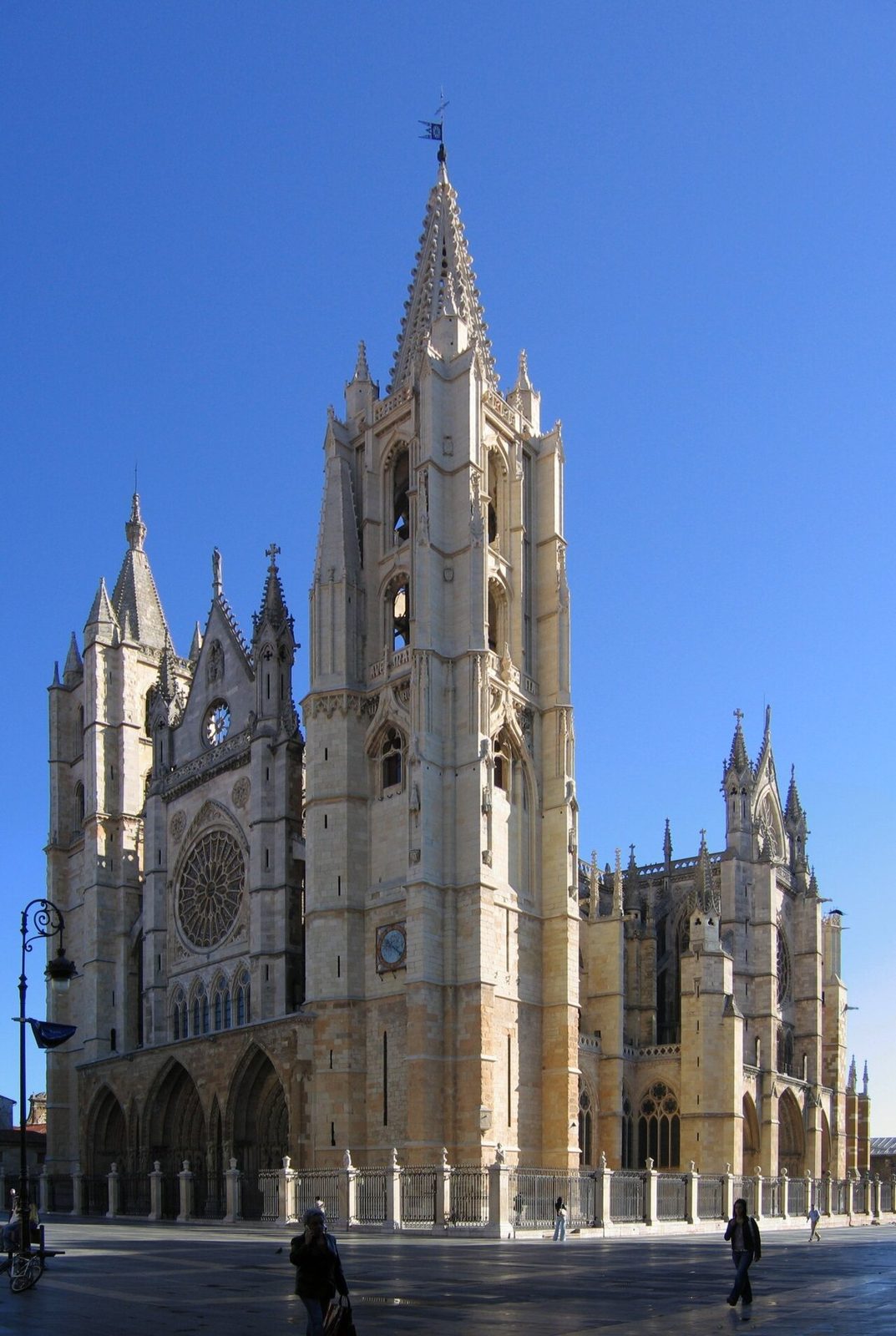 Los free tours en León pasan por la impresionante Catedral gótica de Santa María.