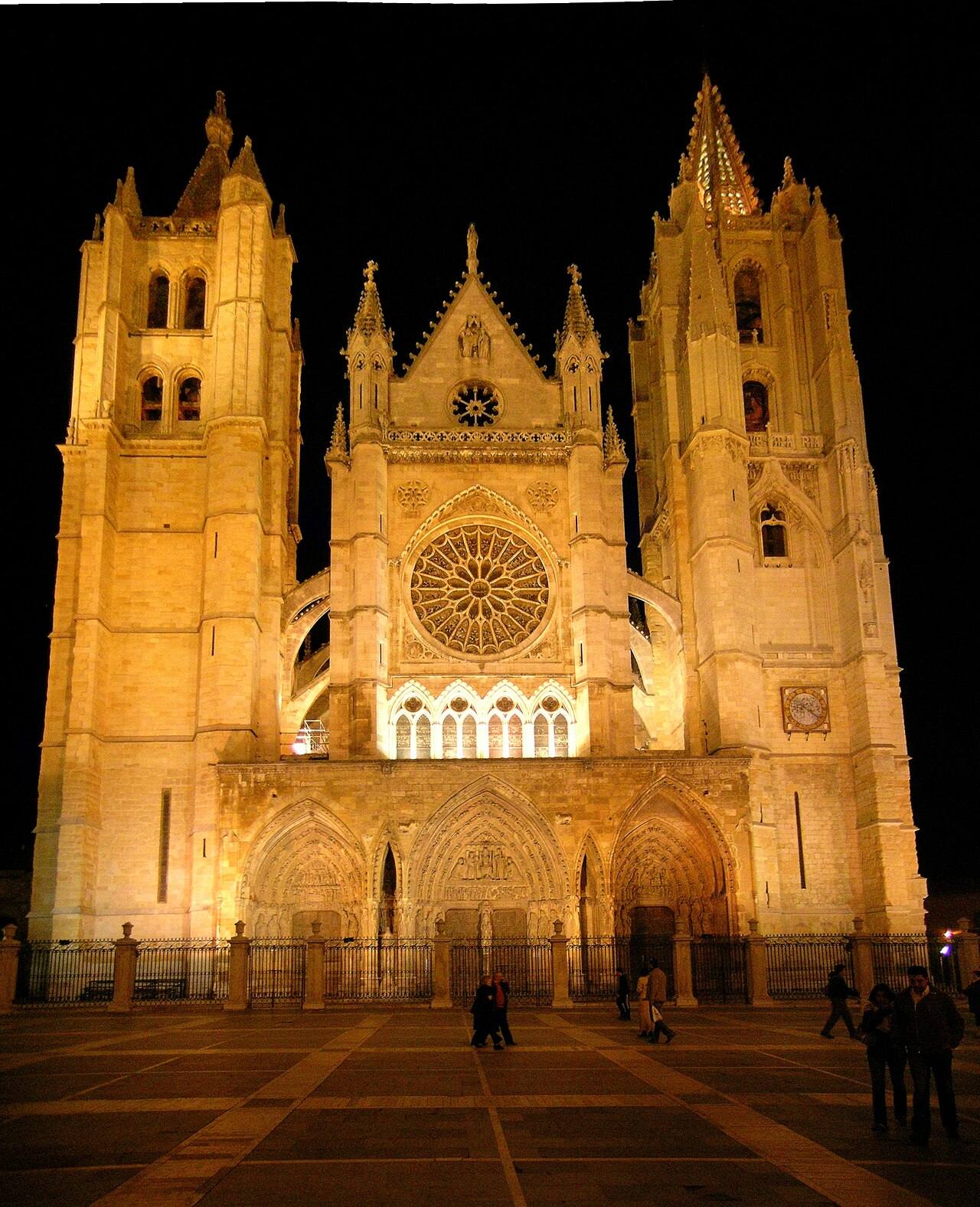 La catedral gótica, parada imprescindible en cualquier tour o visita guiada en León.
