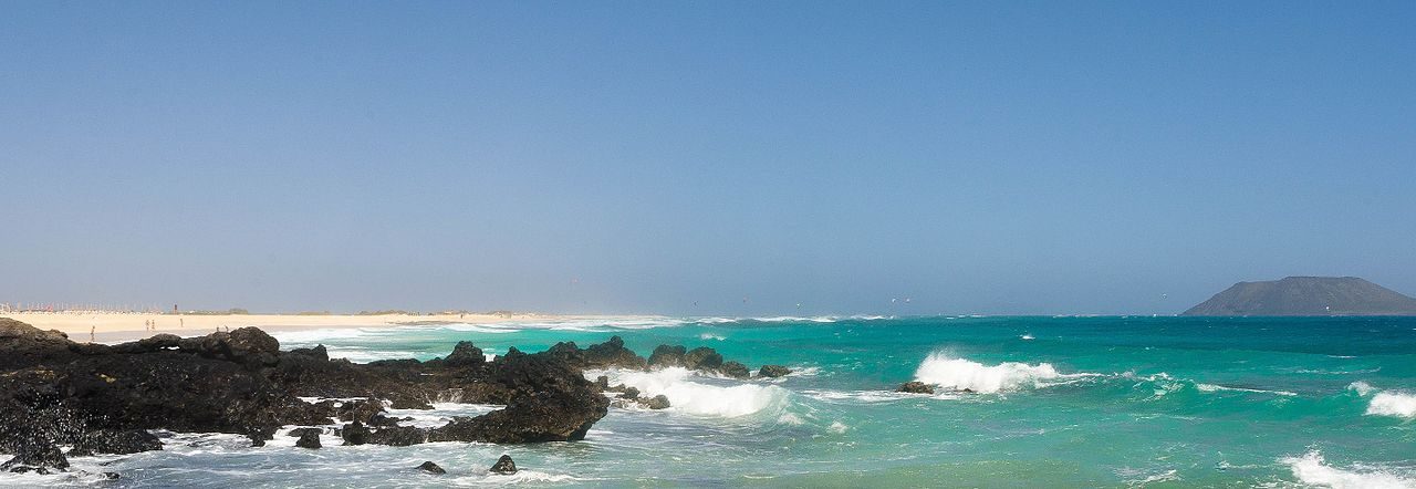 Una de las excursiones de un día en Corralejo más populares: la Isla de Lobos.