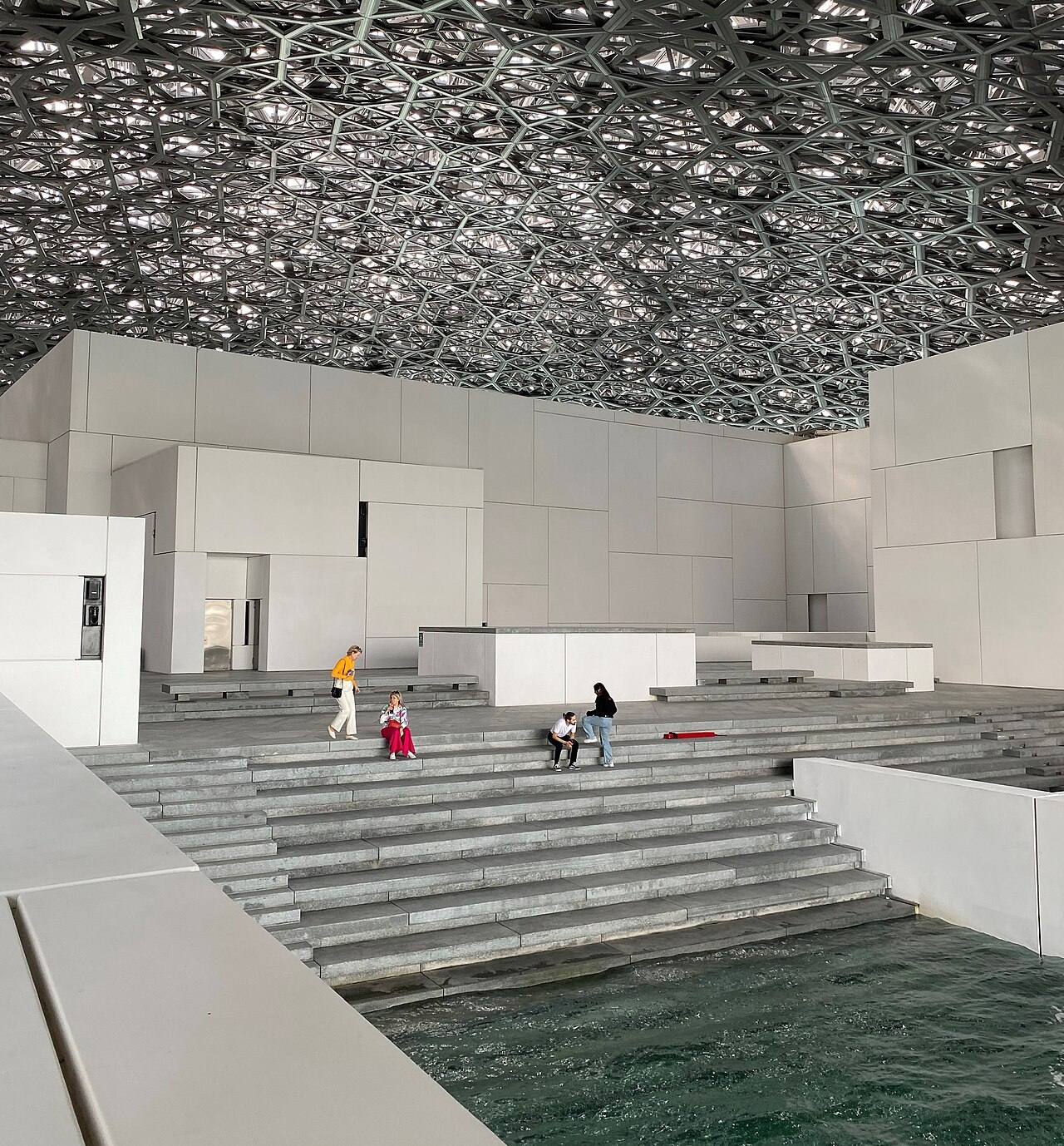 La cúpula del Louvre Abu Dhabi, una de las entradas y museos en Abu Dhabi más fotografiadas.