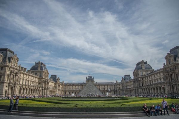 Entradas y museos en París: la pirámide del Louvre, uno de los accesos más demandados.