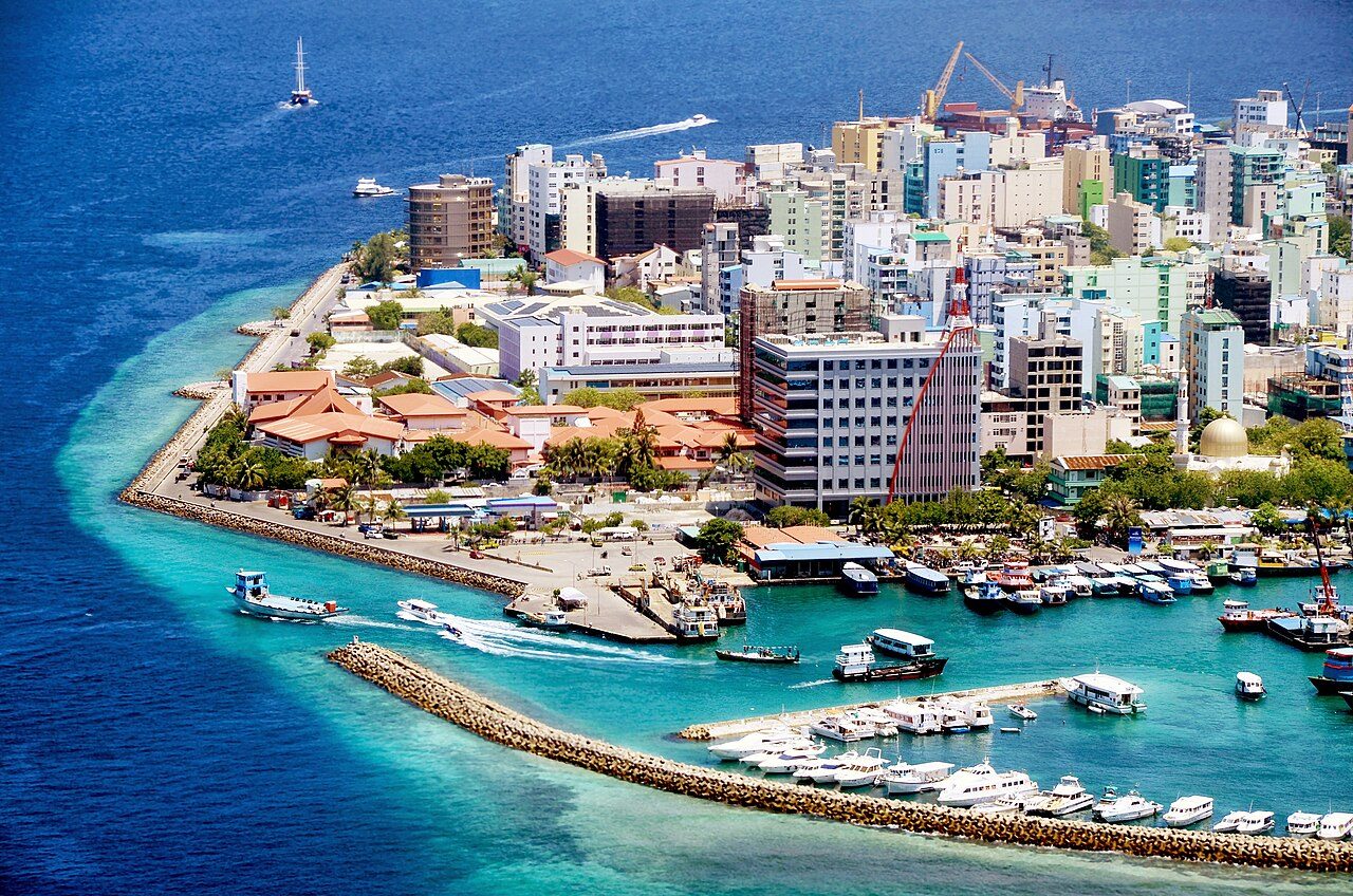Vista de Malé, la densa capital de Maldivas rodeada por el océano Índico