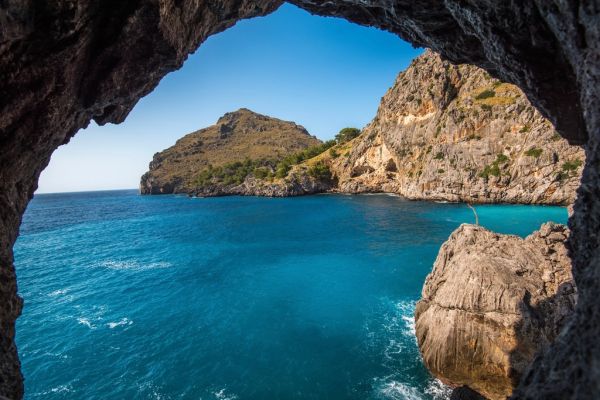 Naturaleza y aventura en Palma Mallorca: cuevas y calas de la costa mallorquina.