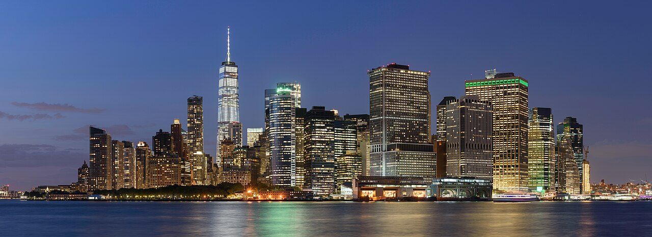 Cruceros y barcos en Nueva York: el skyline de Manhattan al atardecer desde el río Hudson.