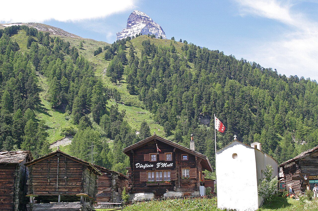 Qué ver en Zermatt: casas de madera con el Matterhorn de fondo