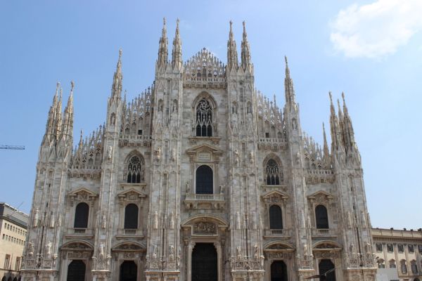Una visita guiada en Milán suele arrancar frente al imponente Duomo.