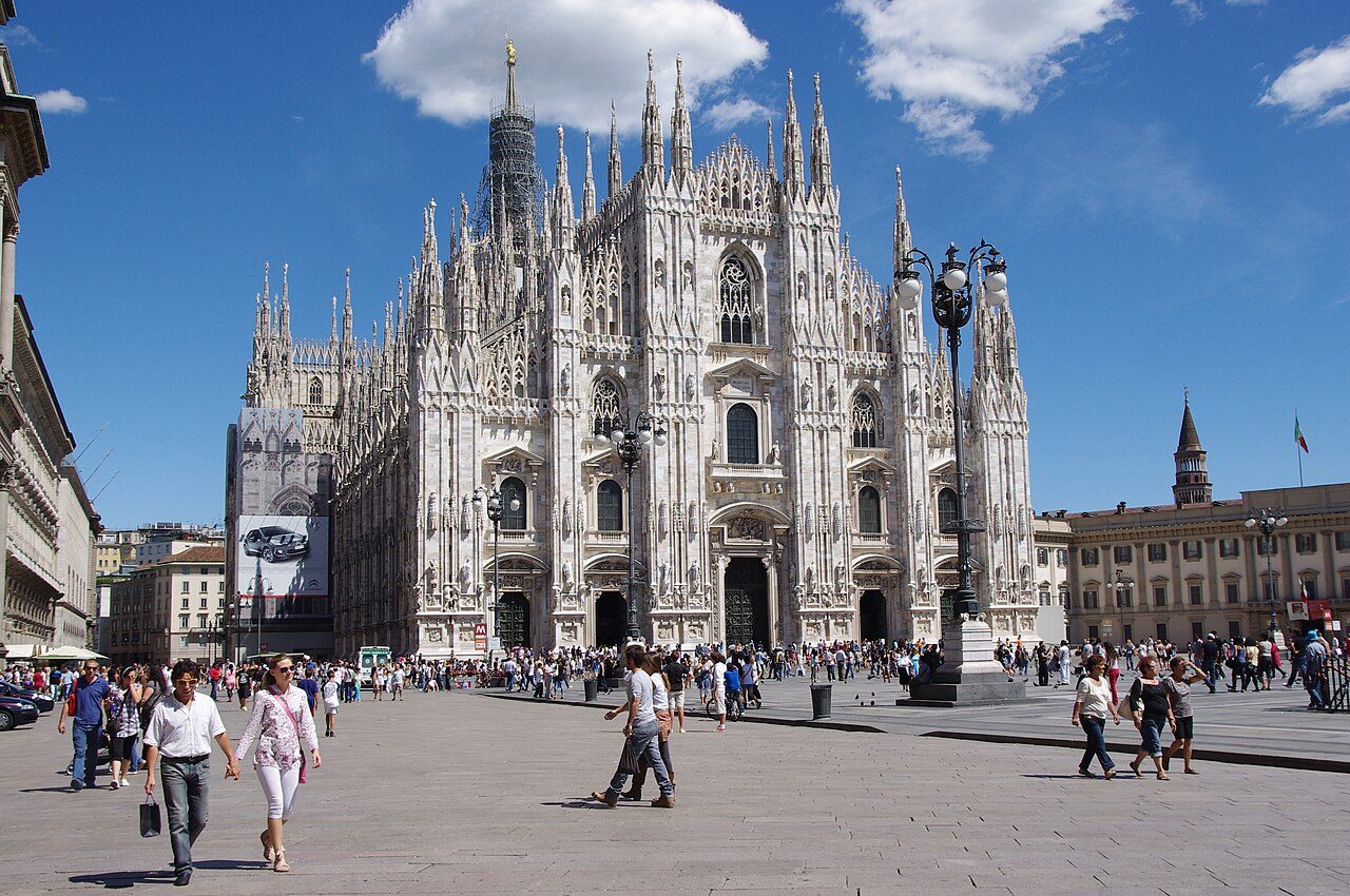 Un free tour en Milán suele arrancar frente al Duomo, en pleno centro histórico.