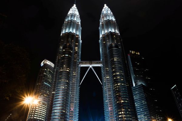 Las Torres Petronas iluminadas, el imprescindible que ver en Kuala Lumpur