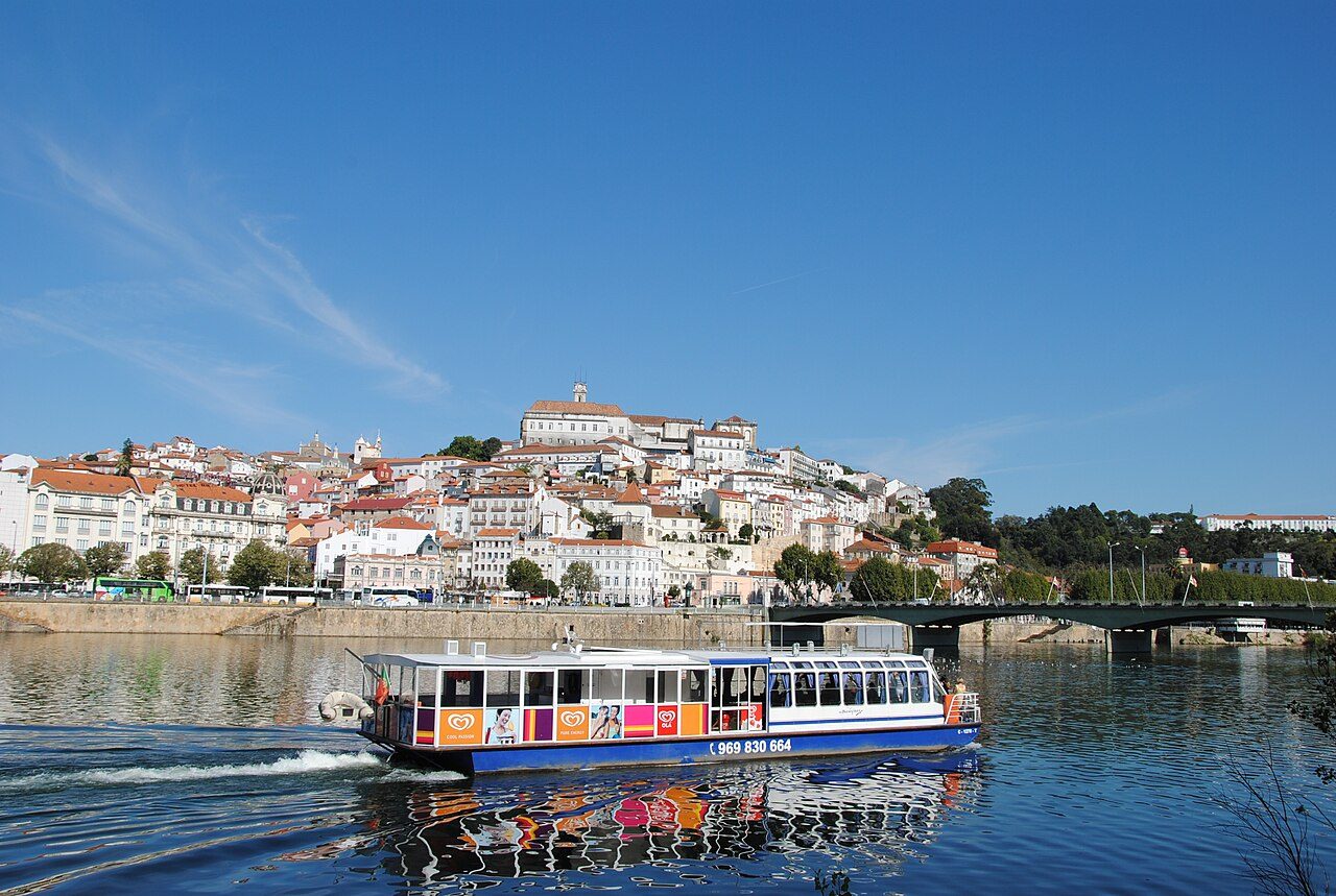 Cruceros y barcos en Coimbra: paseo por el río Mondego con vistas a la ciudad universitaria.