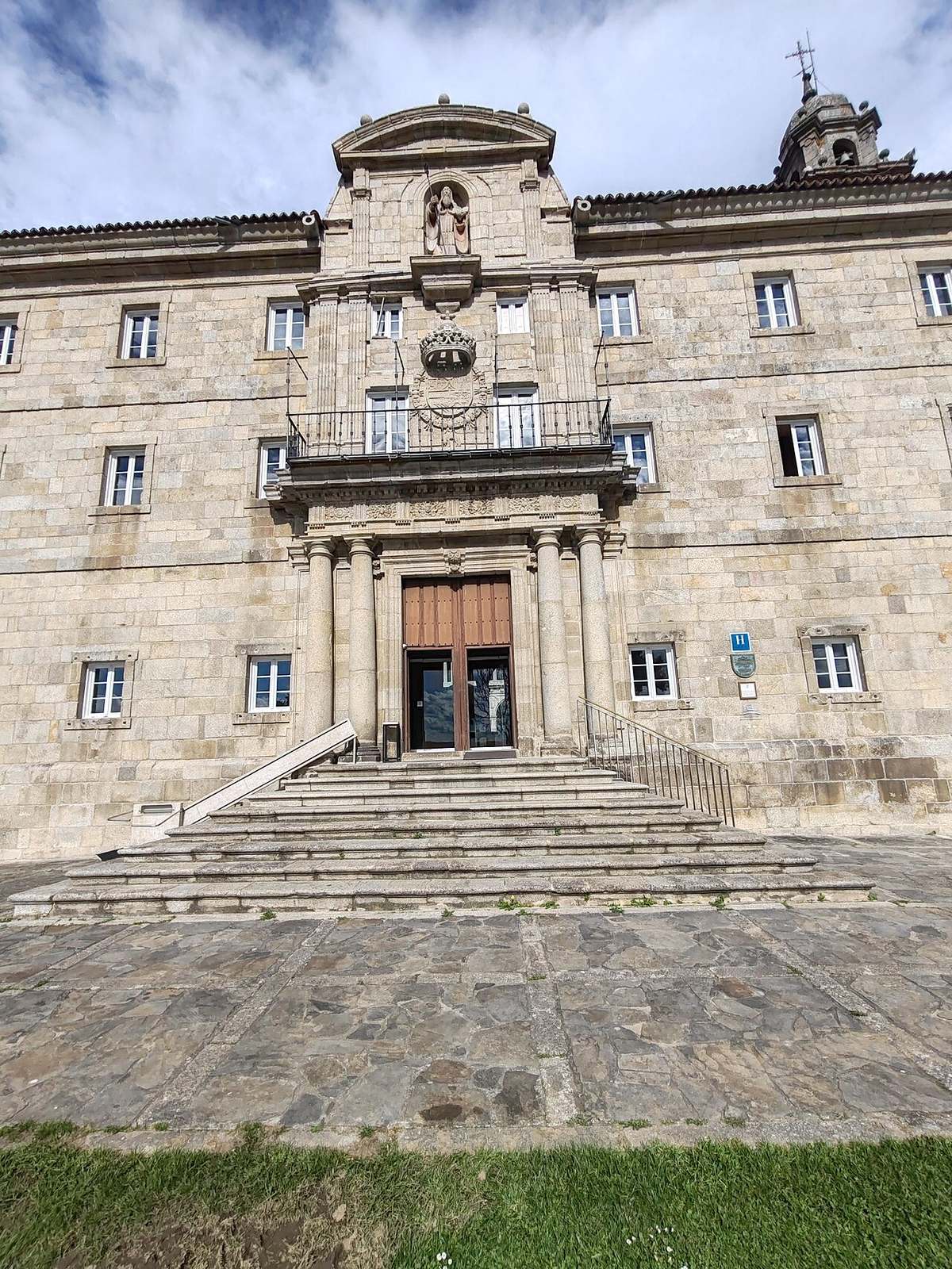 Tours y visitas guiadas en Monforte de Lemos: el conjunto de San Vicente do Pino domina la ciudad.