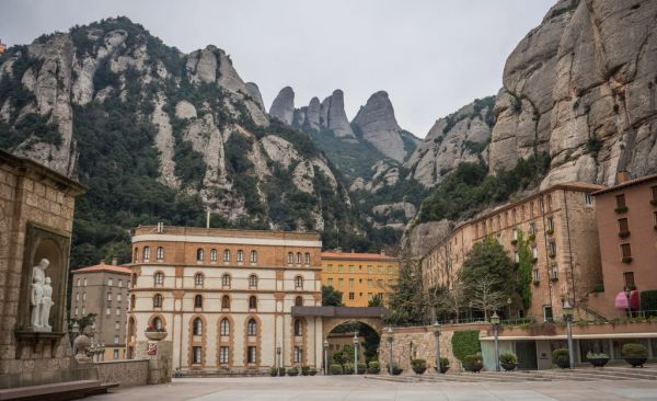 Montserrat, una de las excursiones de un día en Barcelona más populares.