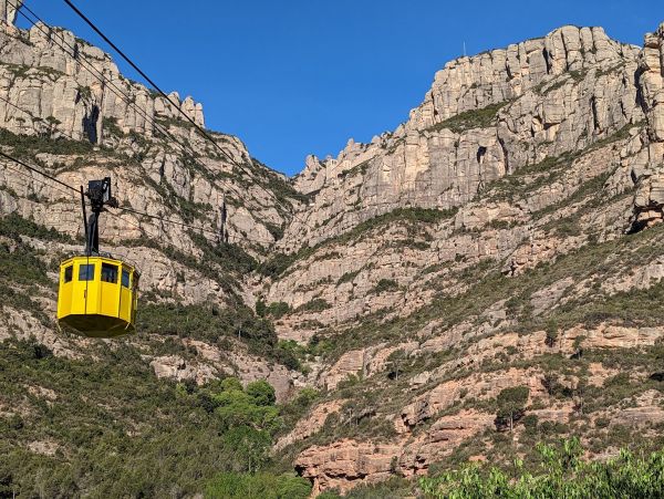 Naturaleza y aventura en Barcelona: senderismo por las montañas de Montserrat.