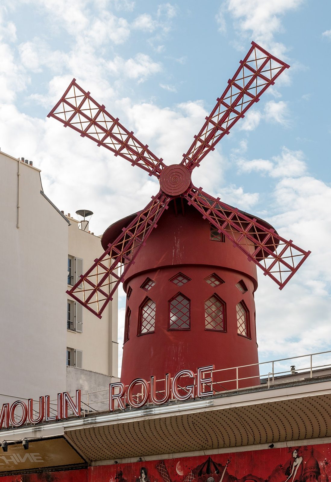 Espectáculos en París: la fachada del Moulin Rouge en Montmartre al anochecer.