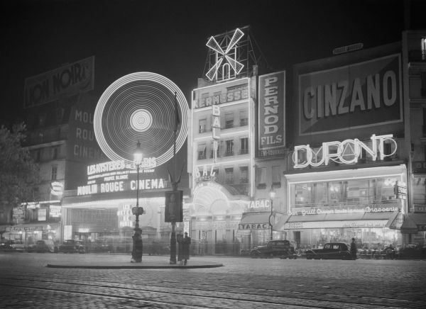 Espectáculos en París: la fachada del Moulin Rouge en Montmartre al anochecer.