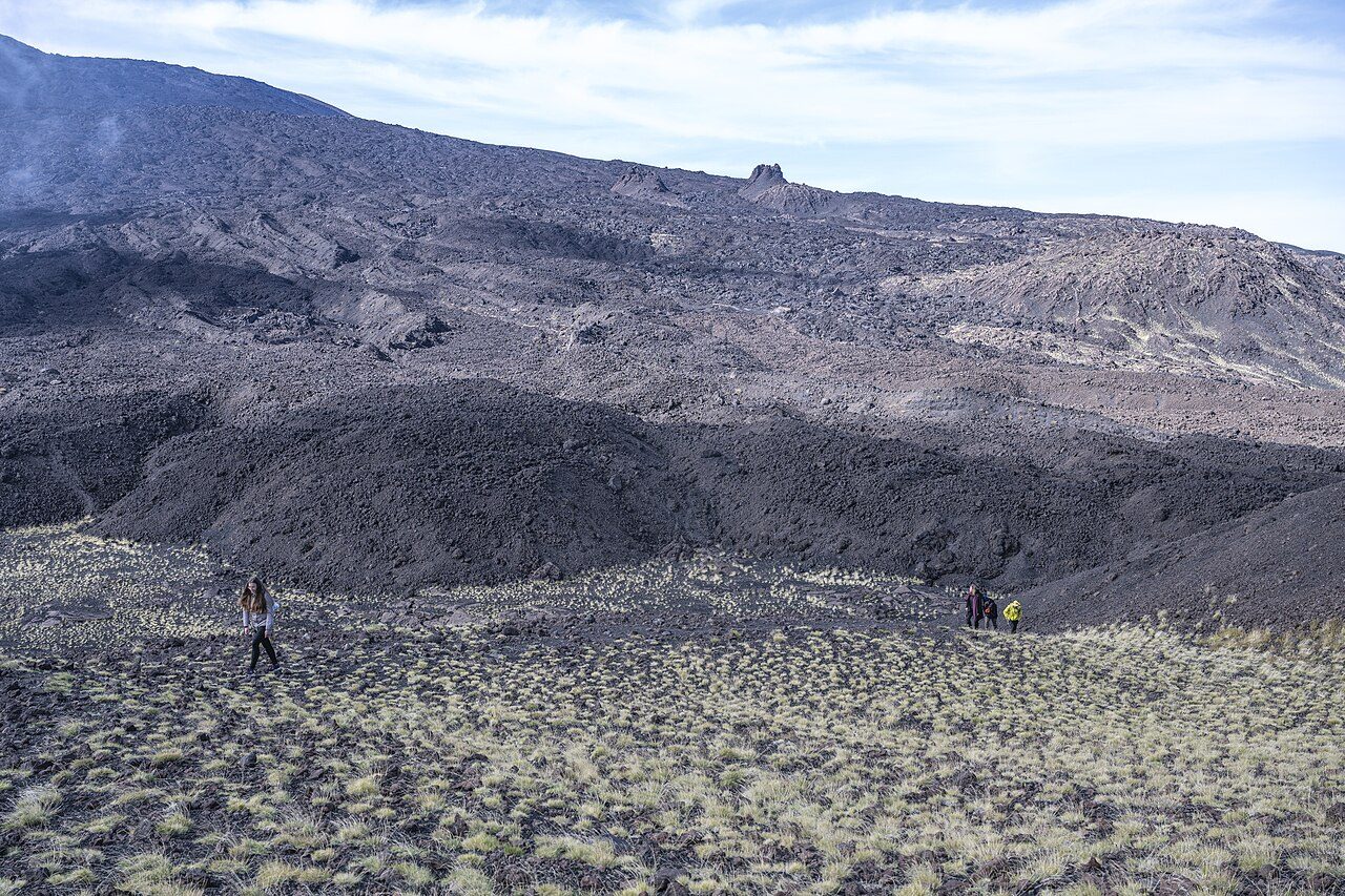Naturaleza y aventura en Catania: senderismo entre las coladas de lava del Etna.