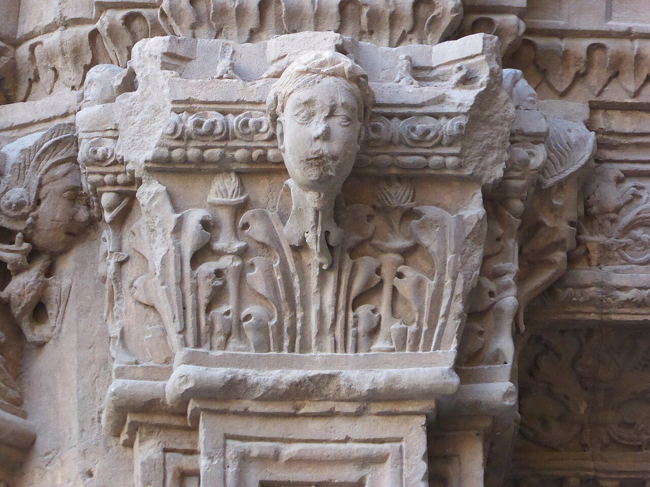 Visita guiada en Murcia frente a la fachada barroca de la catedral.
