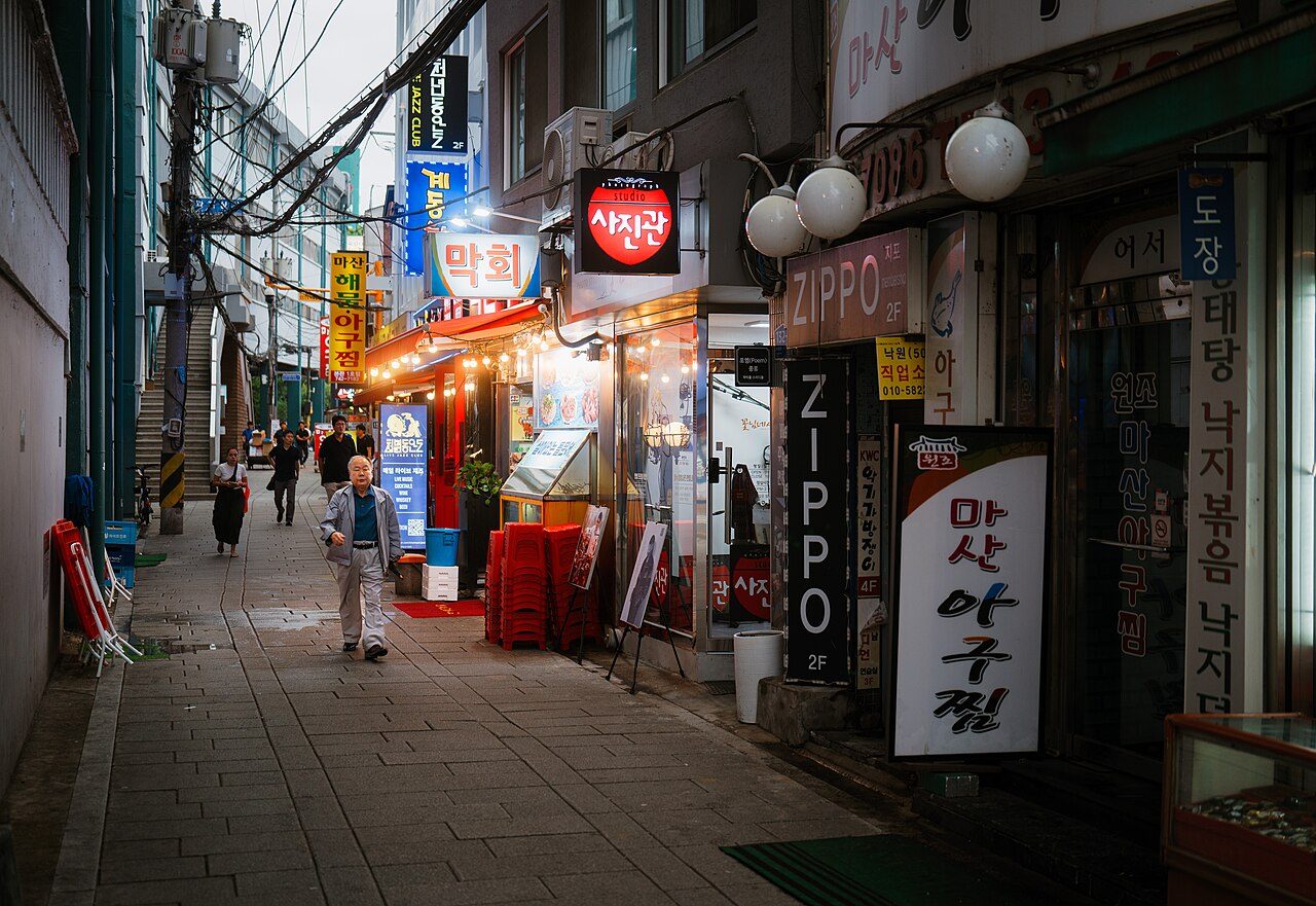 Las animadas calles de Myeongdong, uno de los barrios más vibrantes que ver en Seúl.