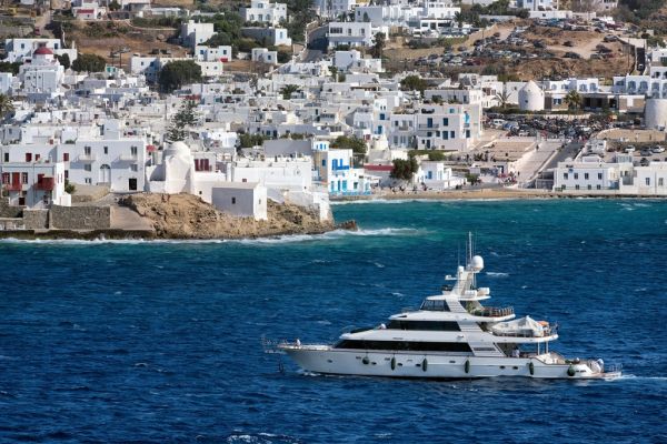 Cruceros y barcos en Mykonos navegando entre calas de aguas turquesas