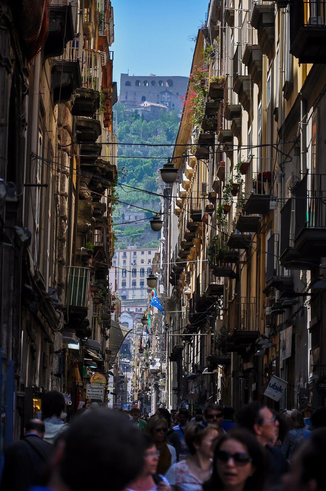 Tours y visitas guiadas en Nápoles por los callejones de Spaccanapoli.