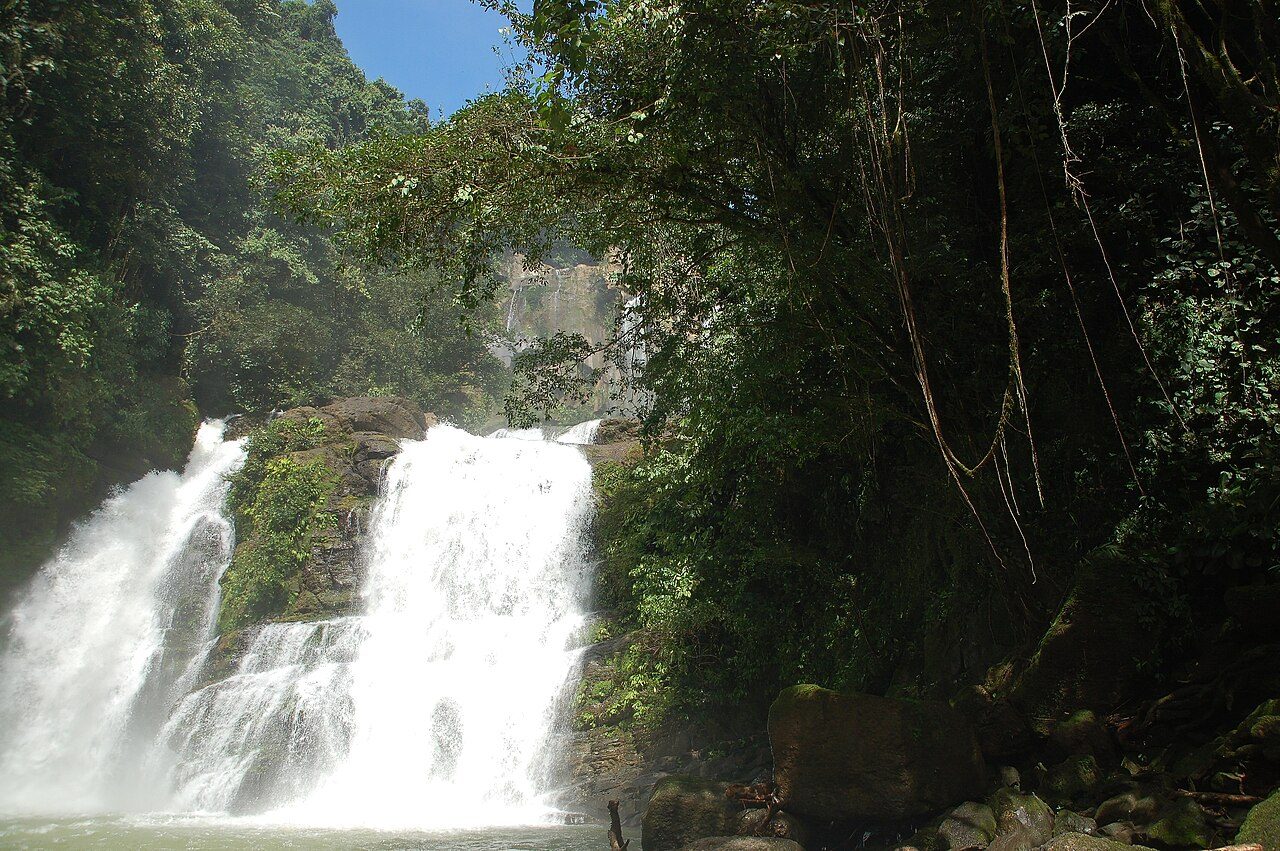 La catarata Nauyaca, una de las excursiones de un día en Manuel Antonio más populares.