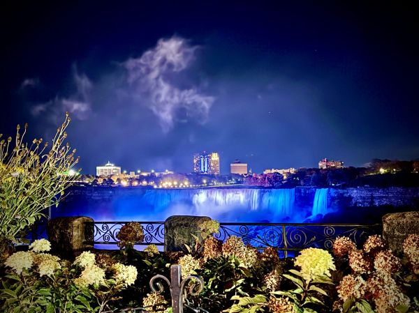 Las Cataratas del Niágara iluminadas de noche, un espectáculo gratuito