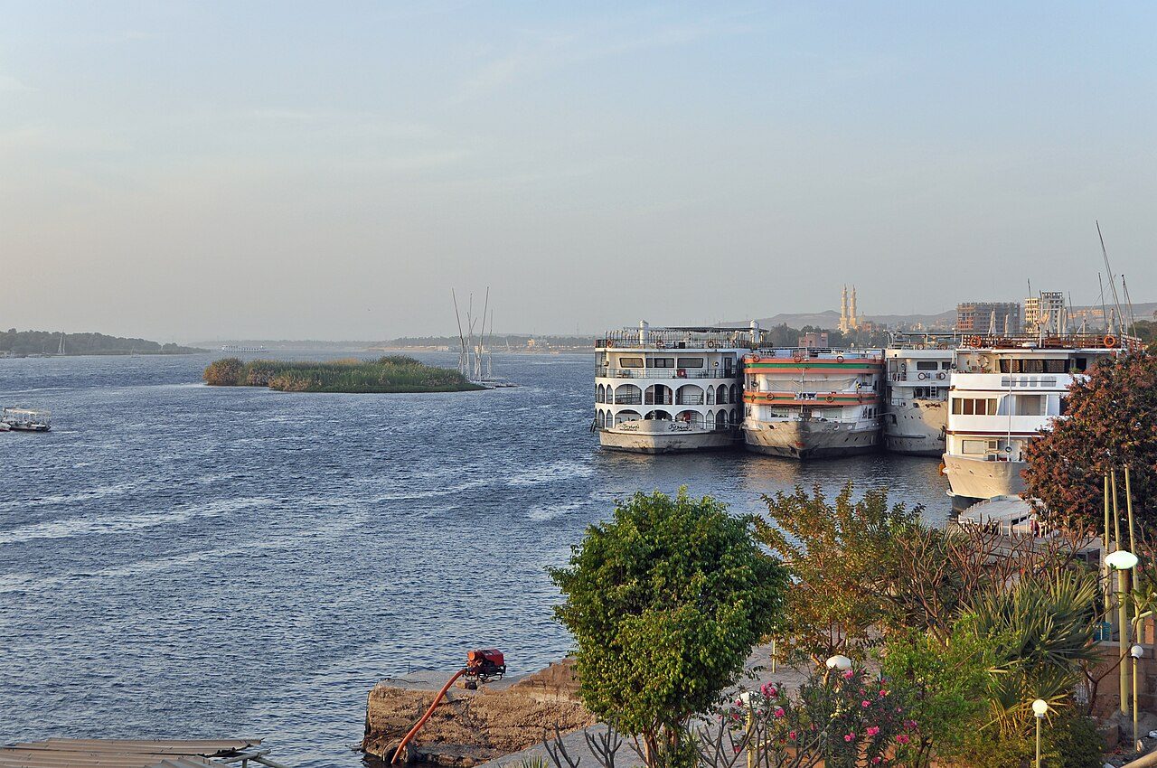 Cruceros y barcos en Asuán navegando al atardecer por el Nilo