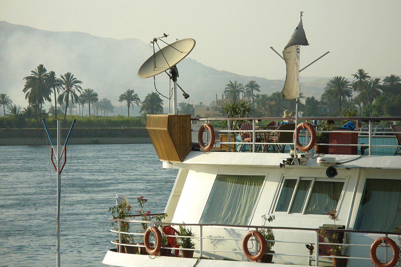 Cruceros y barcos en Luxor navegando por el Nilo al atardecer