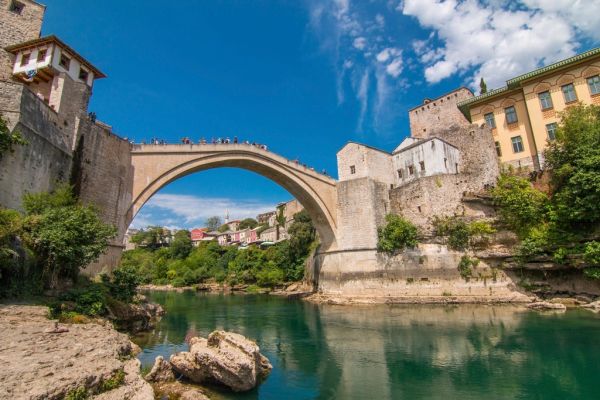 El puente de Mostar, protagonista de las excursiones de un día en Sarajevo.