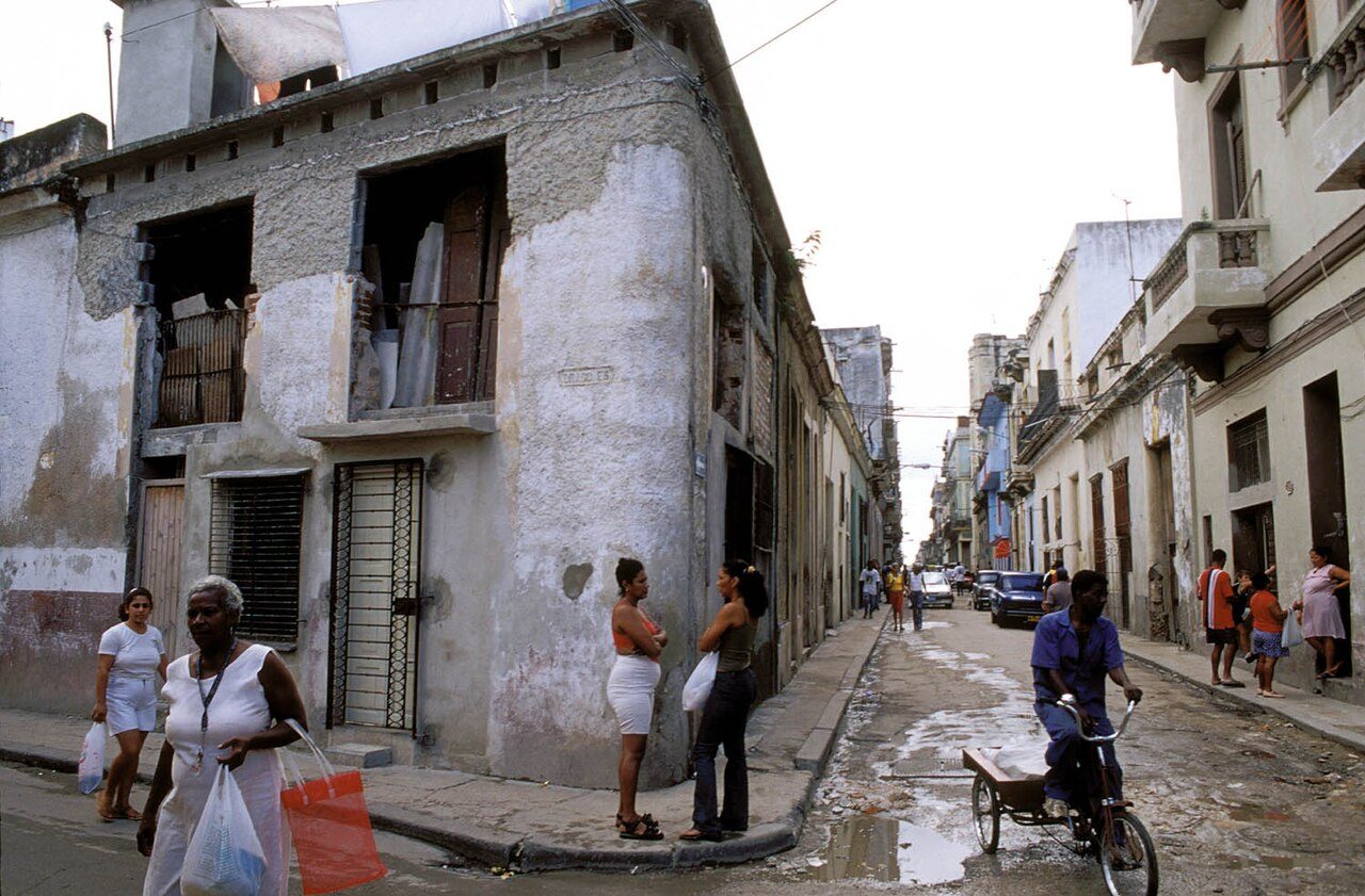 Recorriendo las plazas de la Habana Vieja en un free tour en La Habana.