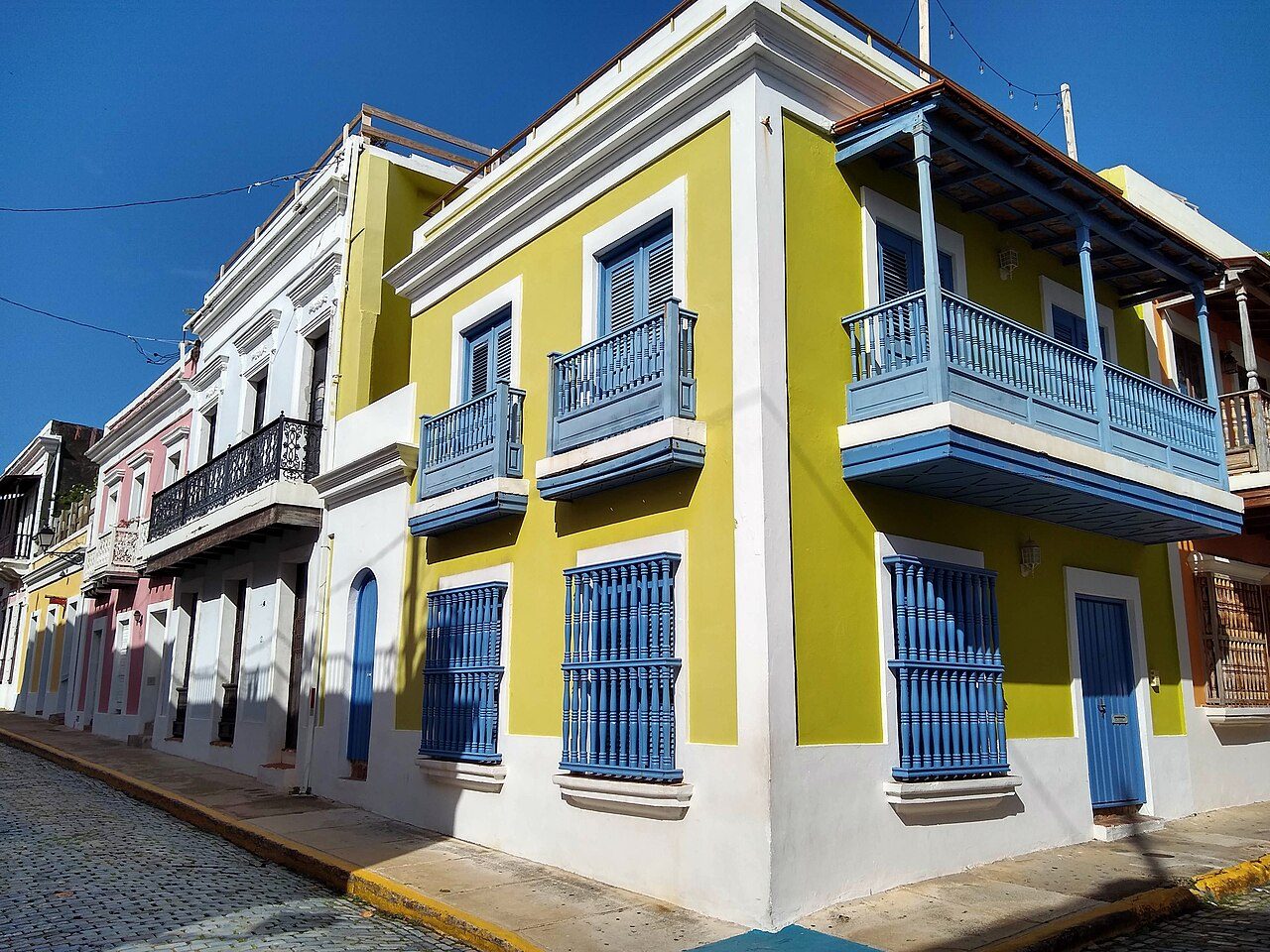 Calles coloridas del Viejo San Juan durante una visita guiada en San Juan.
