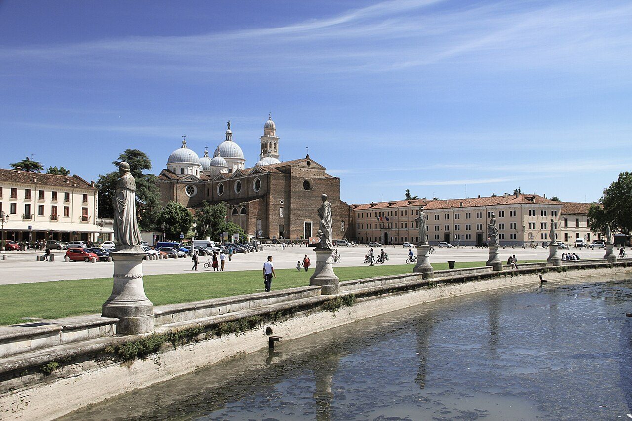 Recorrido en una visita guiada por Padua, con parada en la Prato della Valle.
