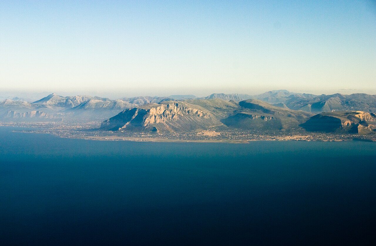 Cruceros y barcos en Palermo: la costa siciliana vista desde el mar.