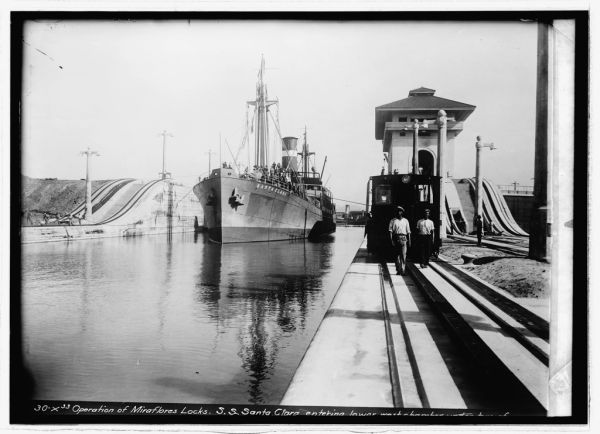 Un carguero cruzando las esclusas de Miraflores, en el Canal de Panamá.