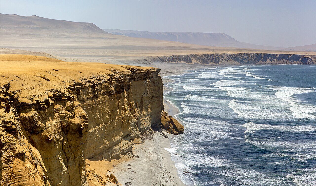 Paisajes del desierto y el mar en un tour por la Reserva Nacional, una de las visitas guiadas en Paracas más completas.