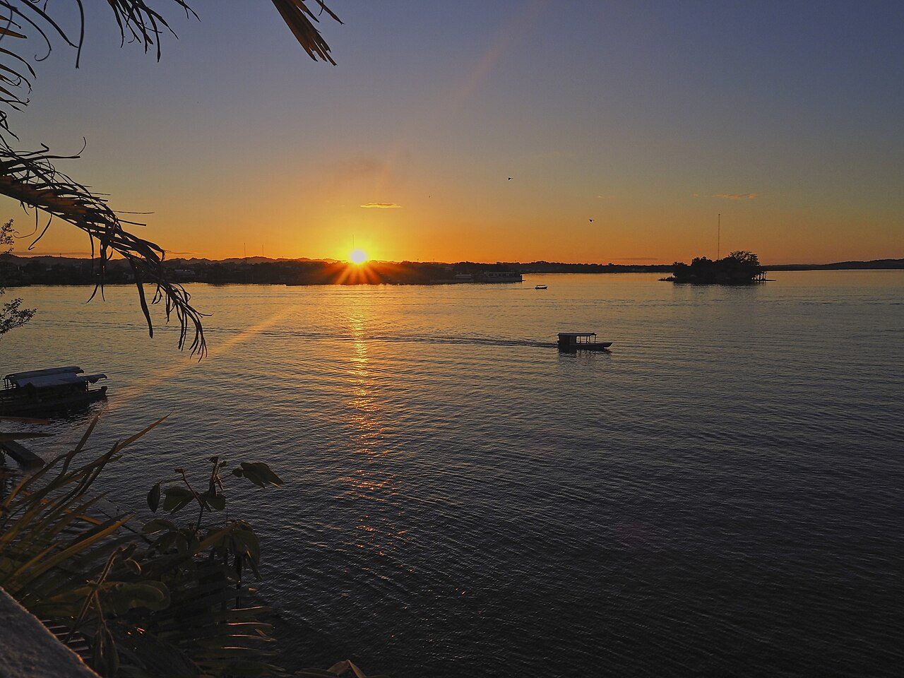 Atardecer sobre el Lago Petén Itzá, uno de los grandes atractivos que ver en Flores