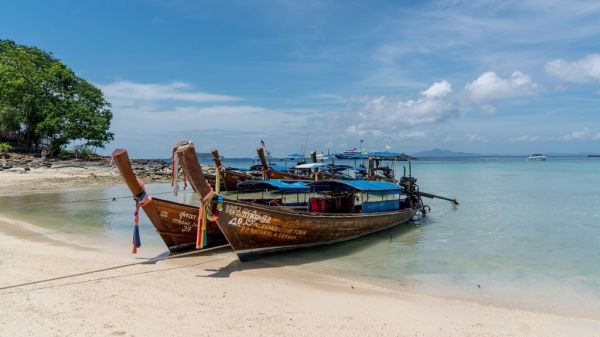 Cruceros y barcos en Ko Phi Phi Don rumbo a las calas de Phi Phi Lee