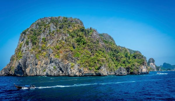 Naturaleza y aventura en Ko Phi Phi Don: inmersión entre corales y peces tropicales.