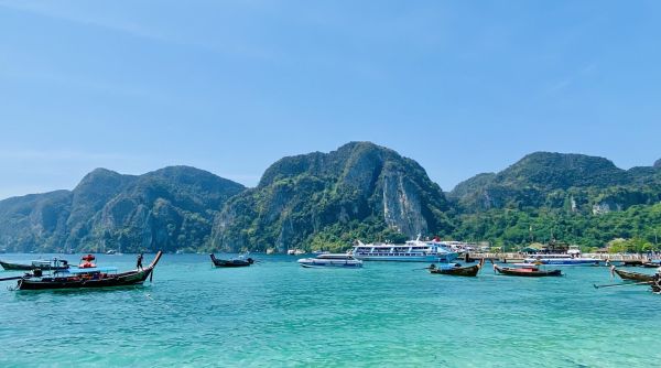 Naturaleza y aventura en Phuket: aguas turquesa ideales para el snorkel en las islas Phi Phi