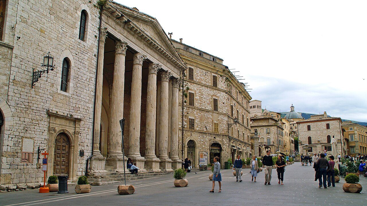 La Piazza del Comune y el Templo de Minerva, epicentro de qué ver en Asís