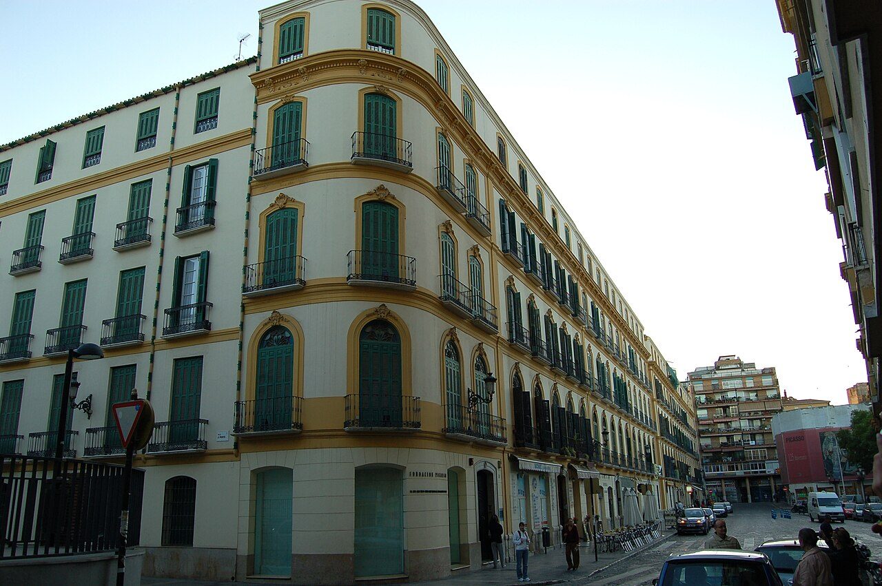 Fachada del Museo Picasso, uno de los imprescindibles entre las entradas y museos en Málaga.