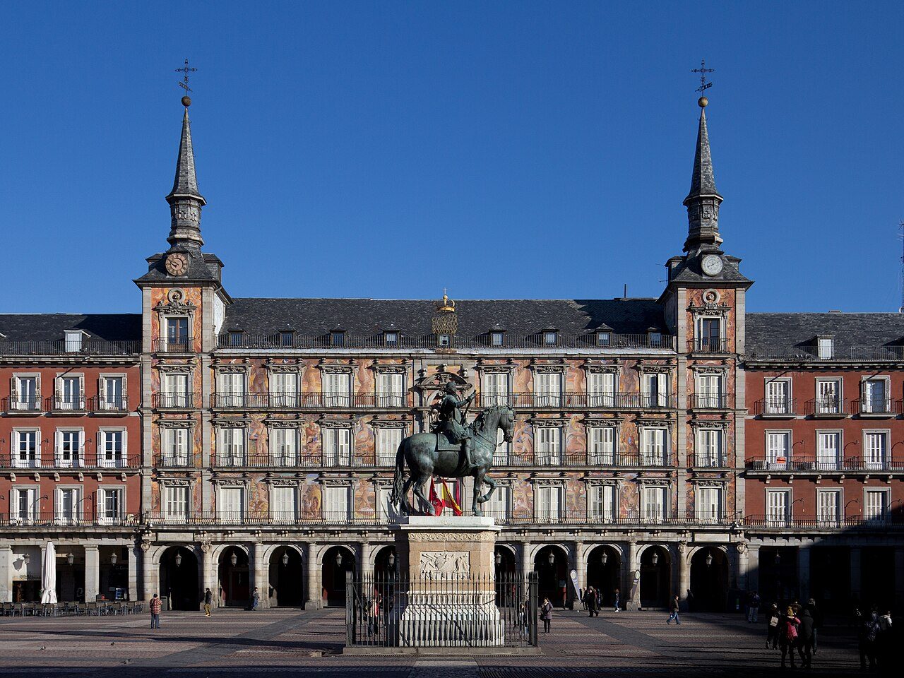 Visita guiada en Madrid recorriendo la Plaza Mayor y el casco histórico.
